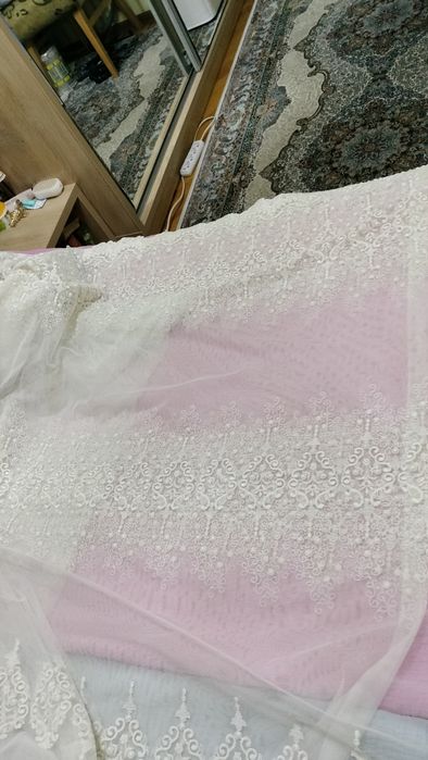 Занавески белые с красивой вышивкой.