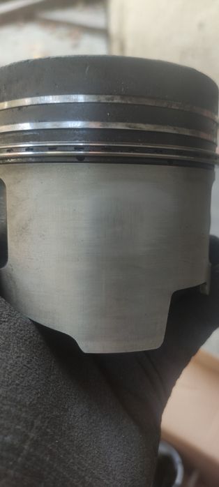 Продам б/у поршня орегинал на 4м40