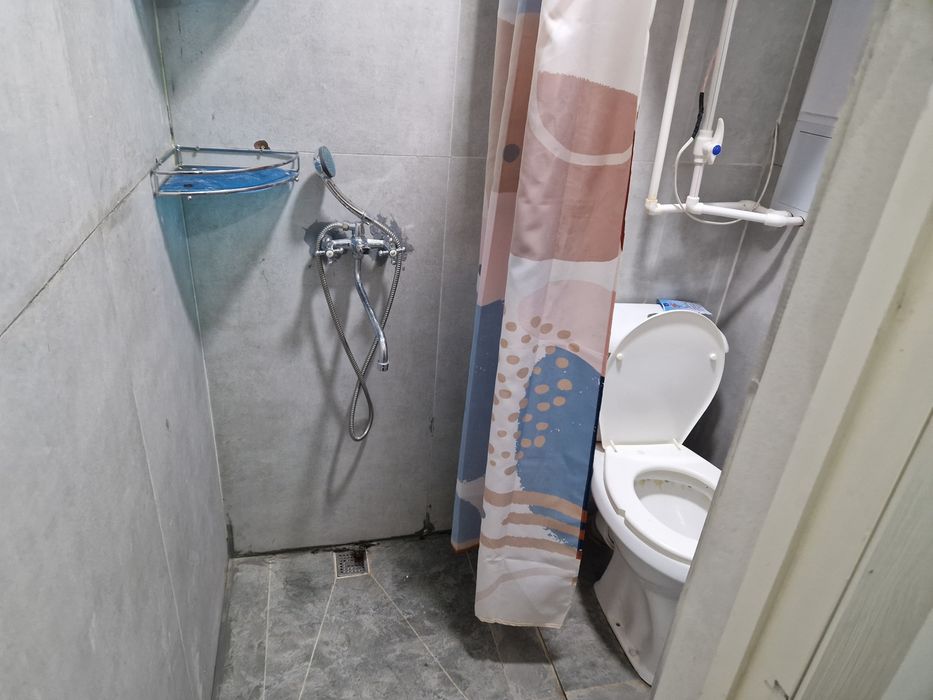 Салом чирчик петинустут йондо 1хонали  квартира сотлади