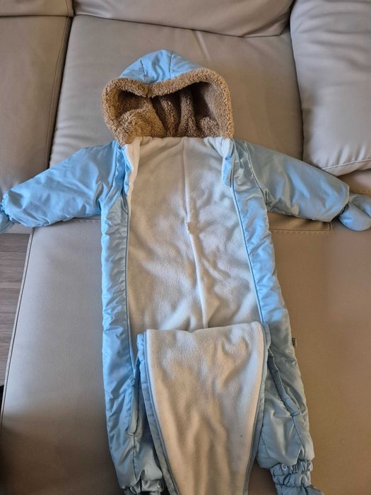 Зимен космонафт с мече