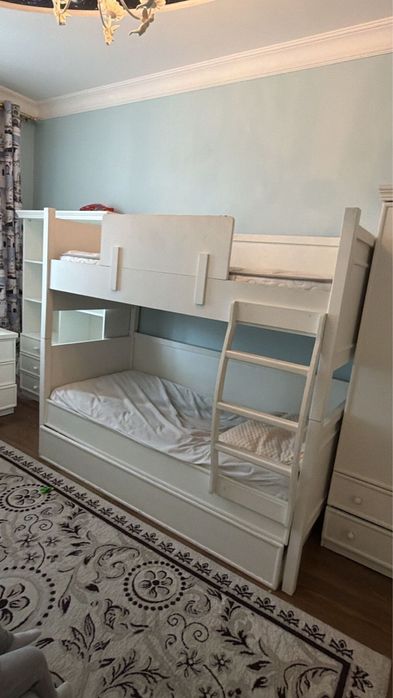 Кровать и стол с стульями