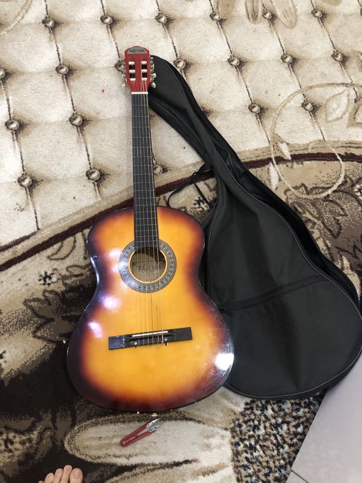 Gitara pul zarurligi uchun sotilybdi