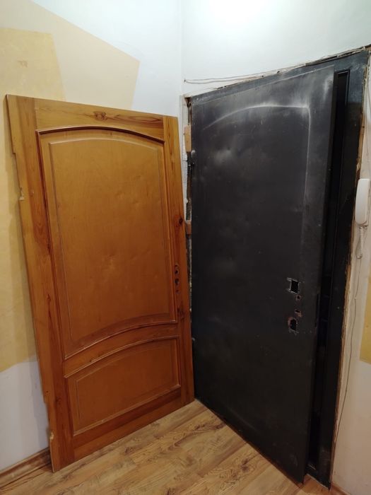 Металлическая  дверь с деревянной облицовкой