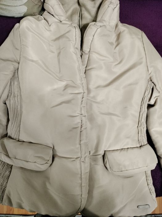 Vând Geaca Dior aproape nouă.