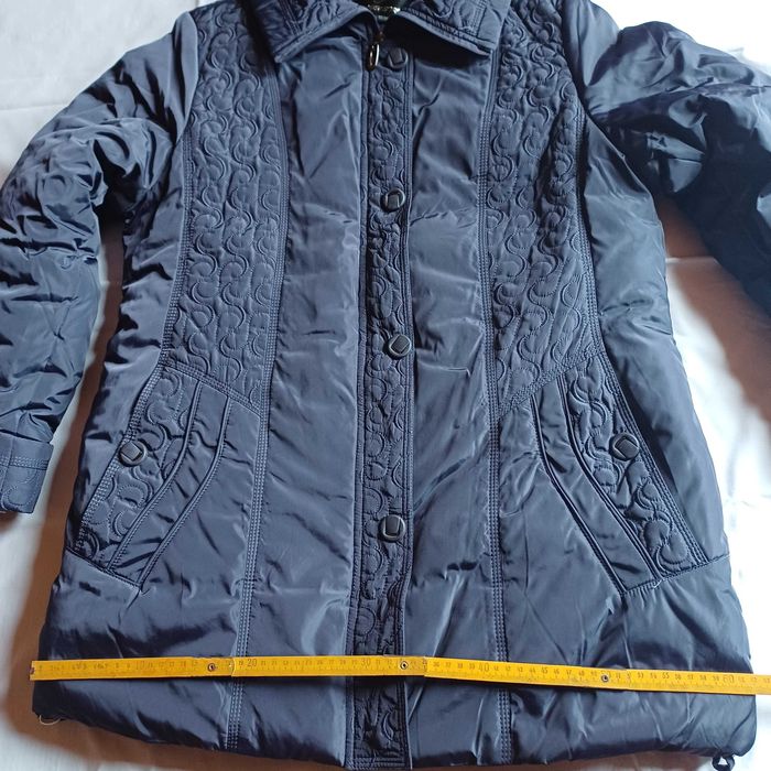 Зимно дамско яке тъмно лилав цвят с подвижна гугла.