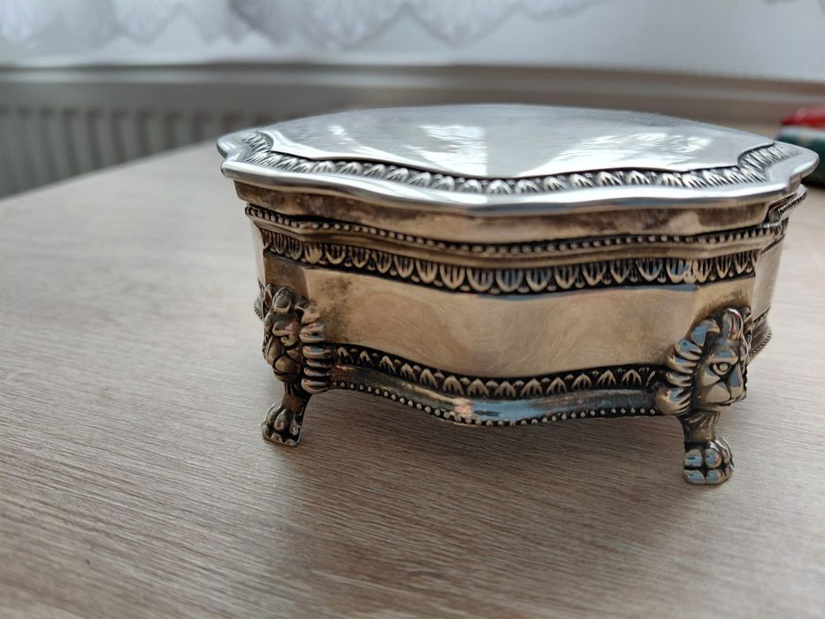 Vand 2 casete bijuterii