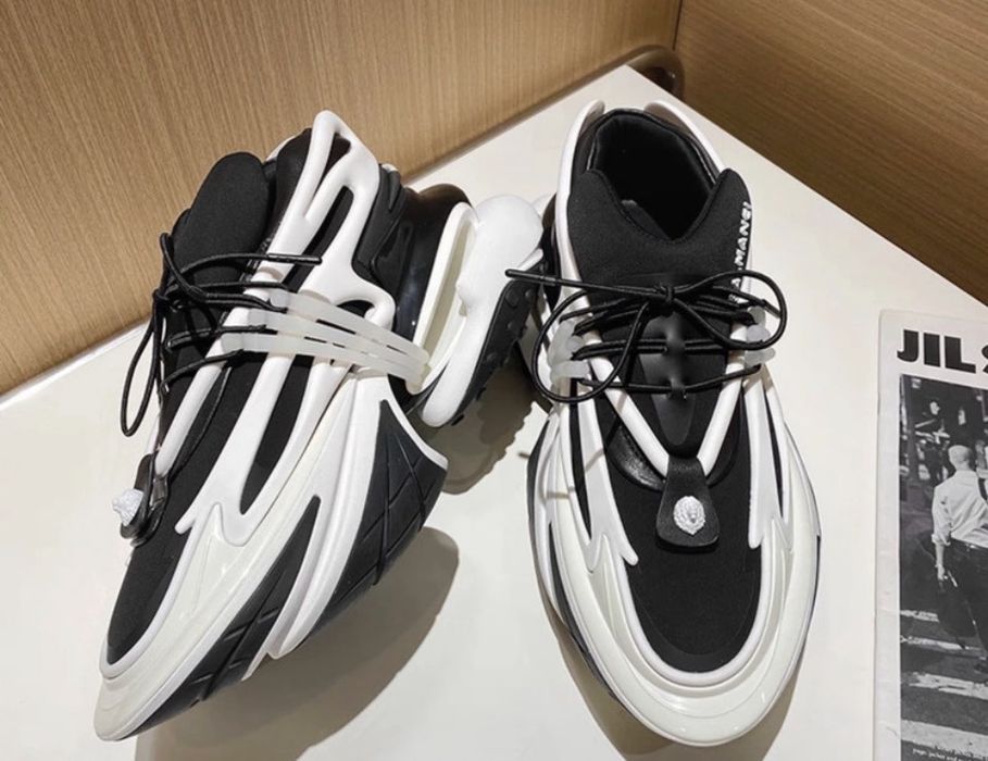 3 perechi de Balmain Unicorn 1 bucata 1200 lei