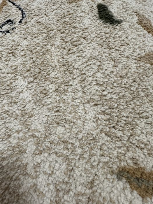 Ковер с ворсами в отличном состоянии