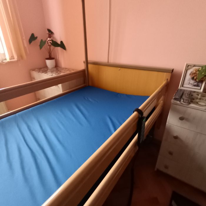 Болнично легло, антидекубитален дюшек и помощна масичка