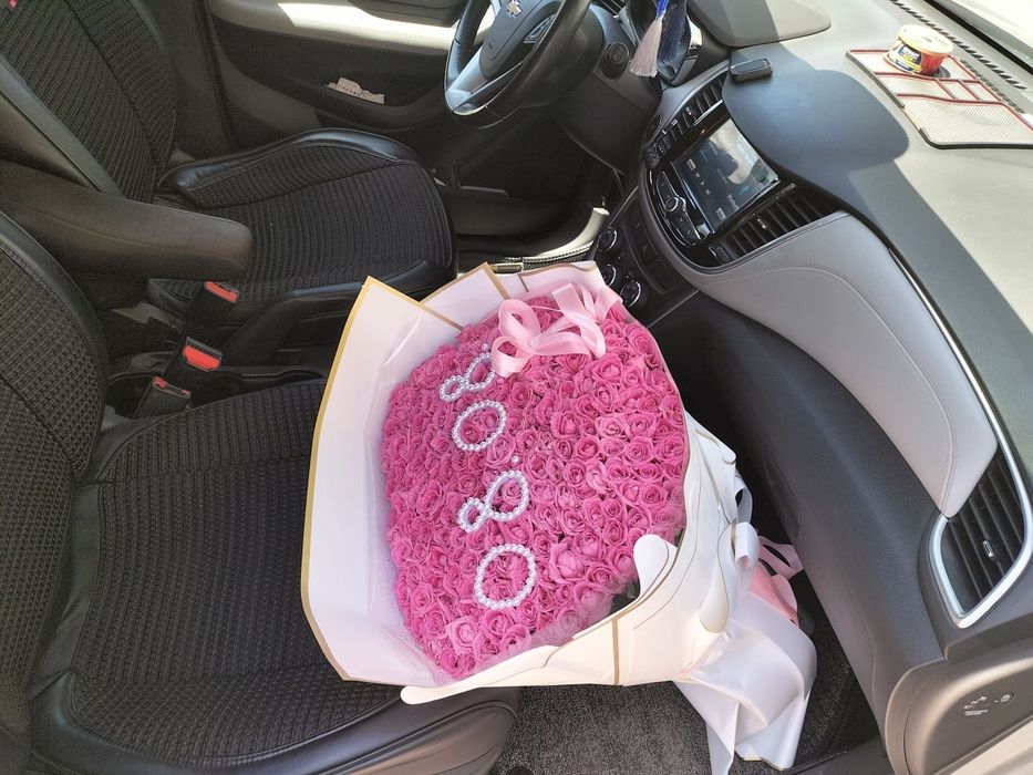 100.000 som buketlarimiz