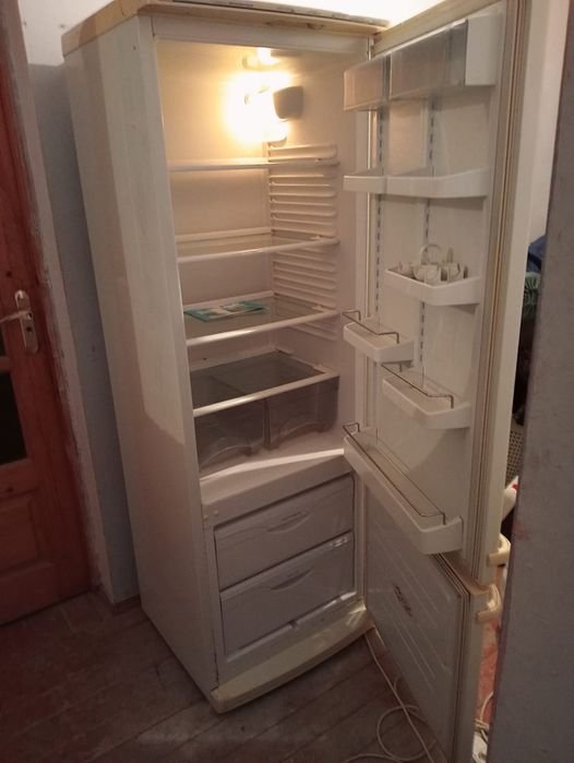 Холодильник  белый  очень хорошо охлаждает и морозит