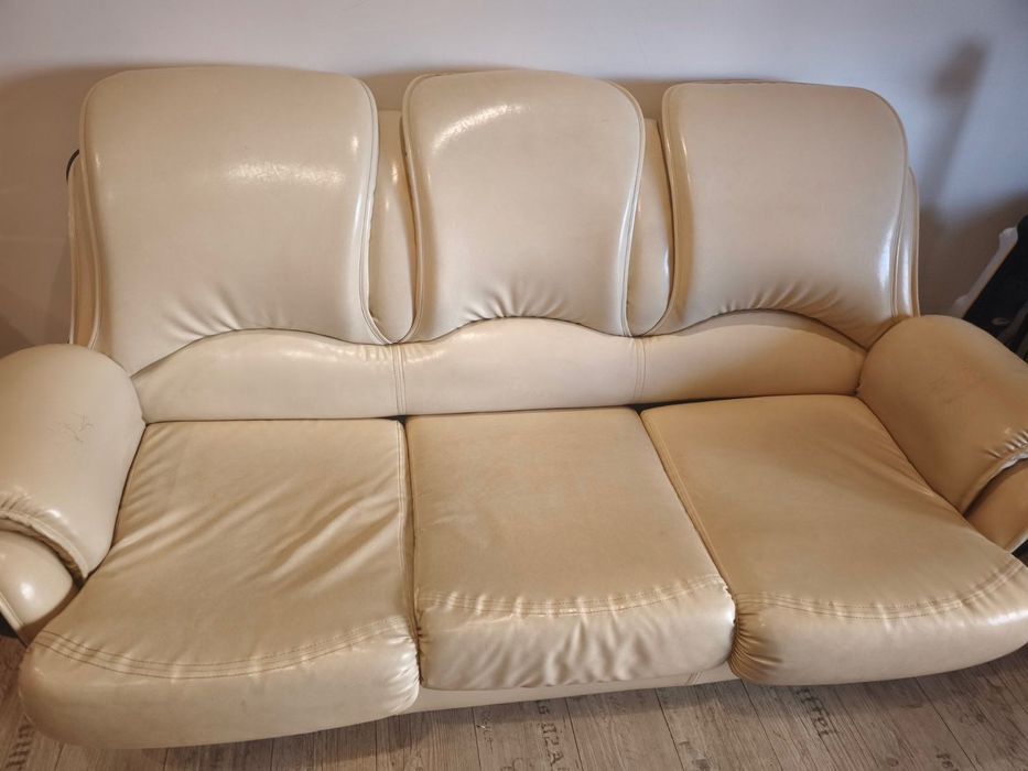 Кожен диван. Естествена кожа, разтегателен, запазен, бежов цвят.