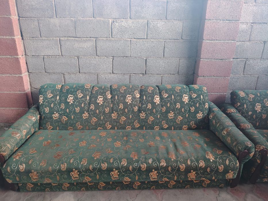 Продам диван с двумя креслами