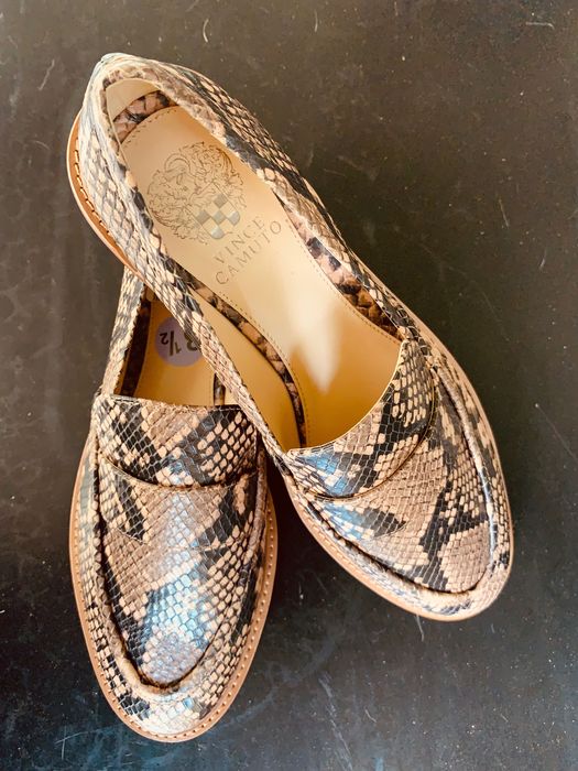 Vince Camuto • •