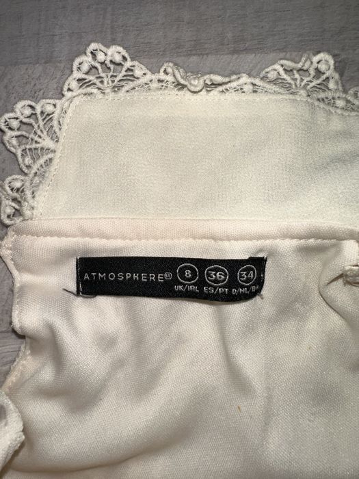 Нежна рокля с цвят екрю