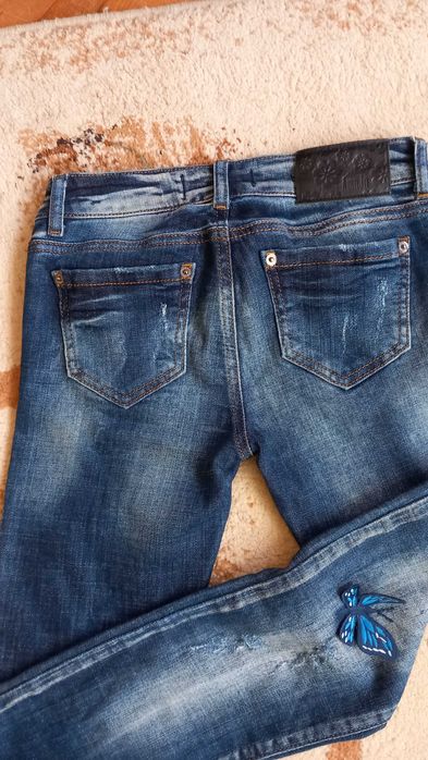 Дънки с 3Д пеперуди