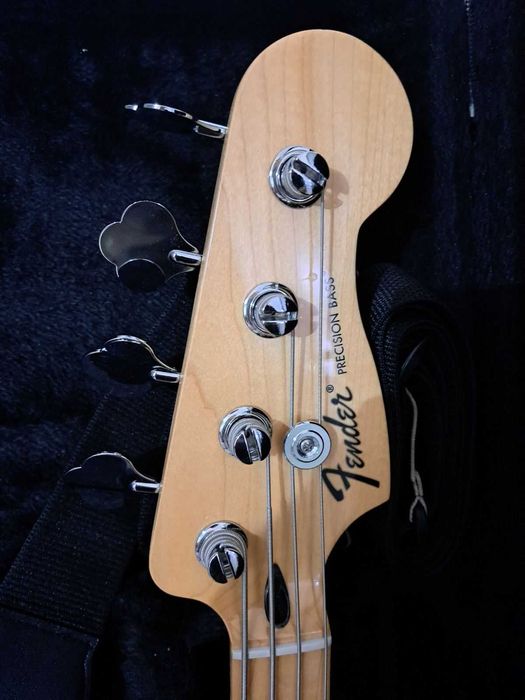 Продавам Бас Fender Precision - Made in Mexico