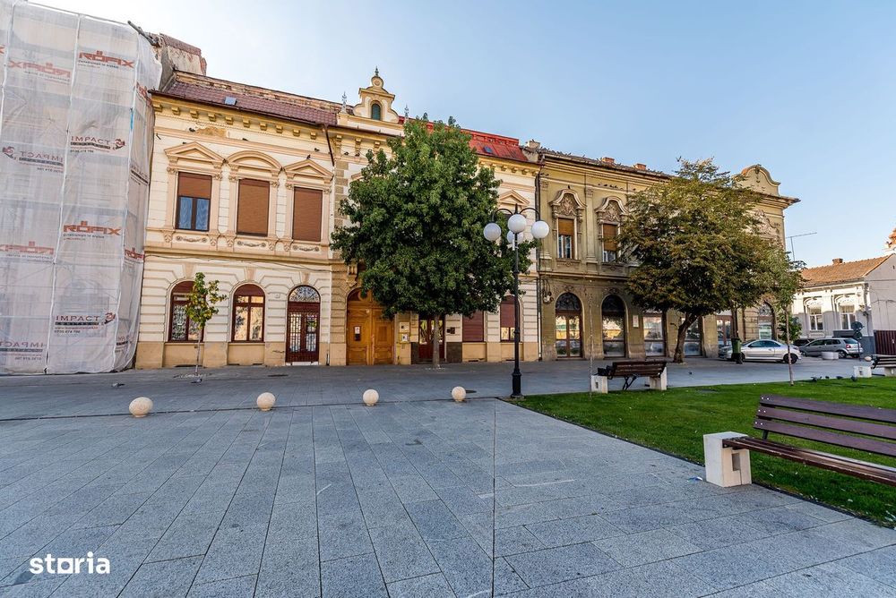 Apartament în Piața Catedralei pe două niveluri în Arad.