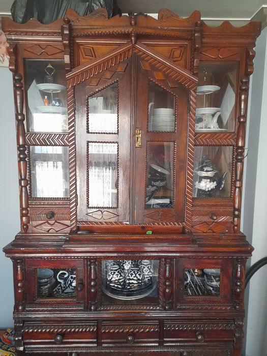 Старинный буфет ручная работа срочно нужны деньги