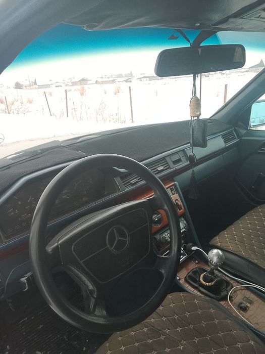 Мерседес Е 200 Машина на полном ходу.п