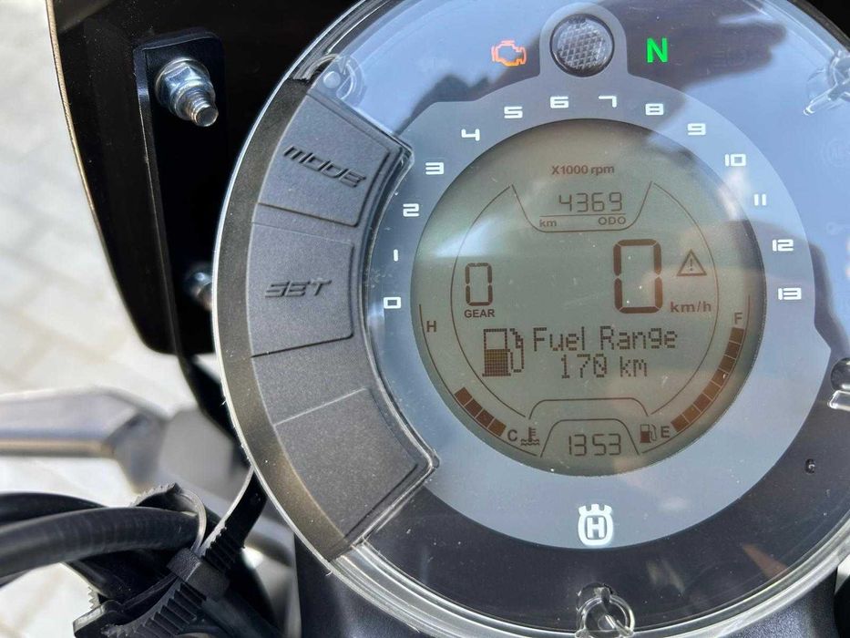 Vand Husqvarna Svartpilen 401 din 2020 , stare impecabila !