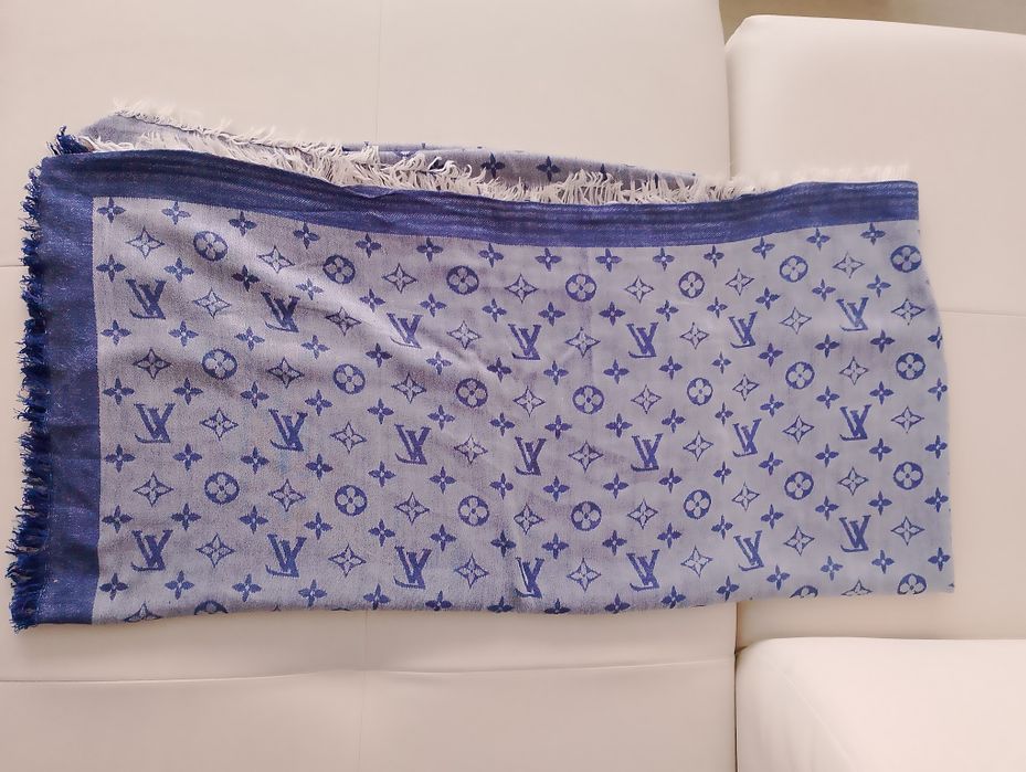 Vând esarfa unisex ,fashion, produs de calitate, produs de import.mate