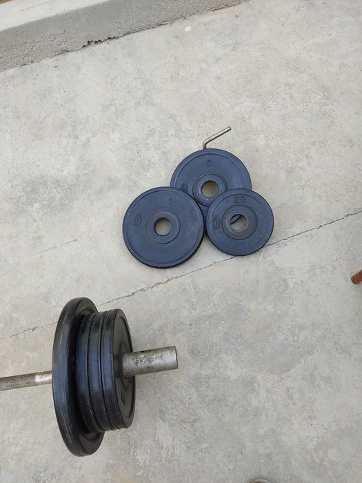 Штанга с прорезиненными дисками производство СССР.  Торг уместен .