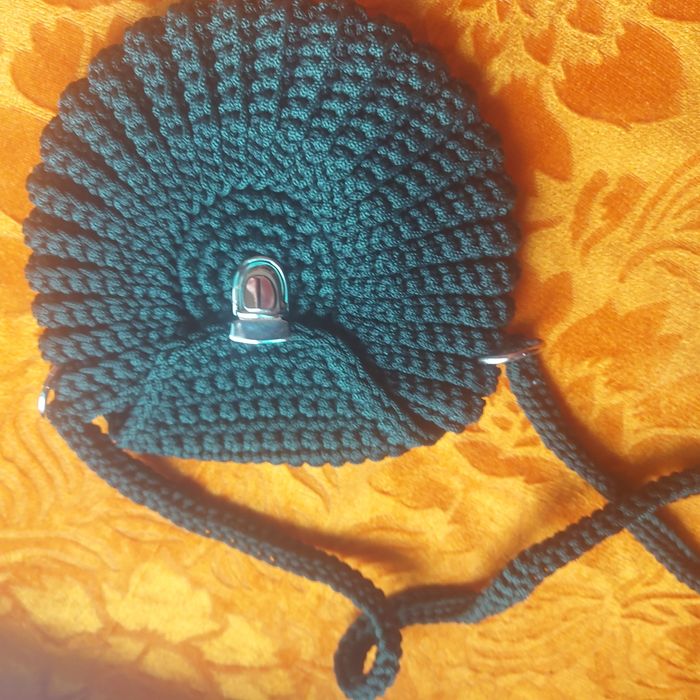 Продаются нарядные сумочки.