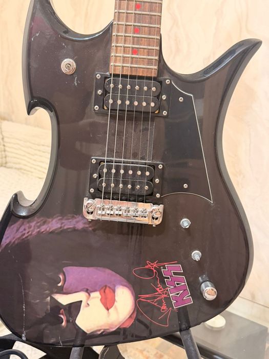 Электрогитара в хорошем состоянии