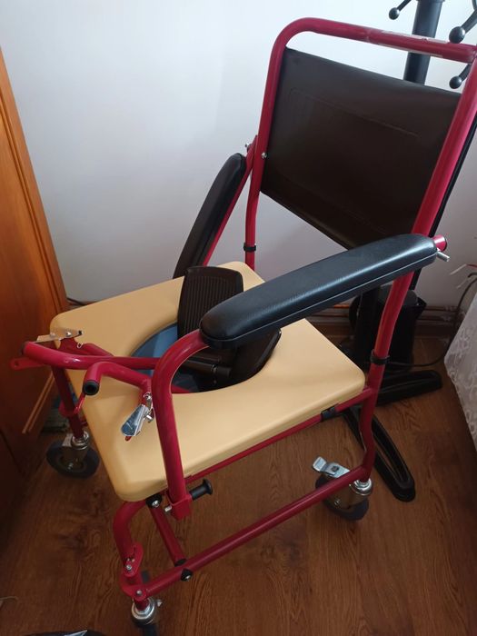 Scaun WC de camera mobil pe roto, cu șezut decuoat si suport pt pucioare denontate.