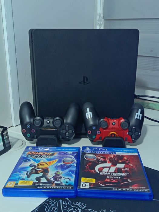Продам пс 4 слим + 2 геймпада + 2 диска