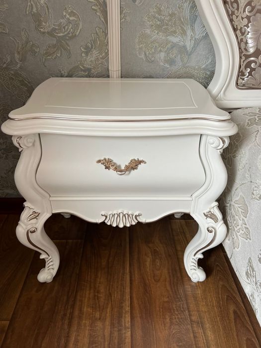 Спальный гарнитур из дерева.