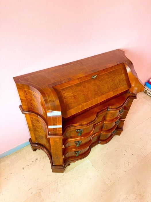 Ribaltă / secretaire veche, import italía, realizată în stil clasic, píesă de atelier. Front bombat, furnir natural, interior cu sertărașe