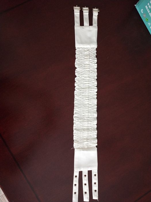 Белая удлиненная рубашка с модным ремнем