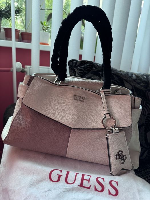 Дсмска чанта Guess