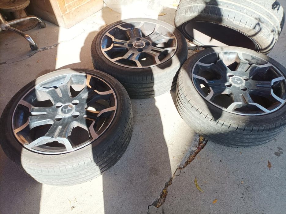 Продавам 4 броя гуми летни с алуминиеви джанти за Ситроен