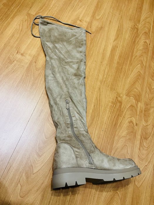 Чизми бежови велур