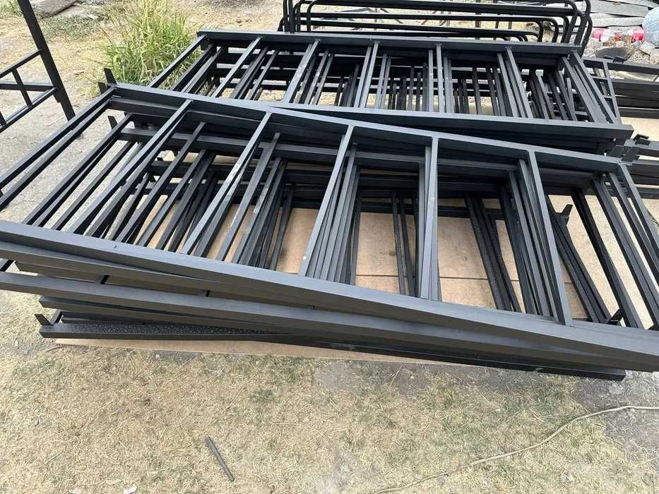 г.
Металлическая кровать двух ярусов.
7