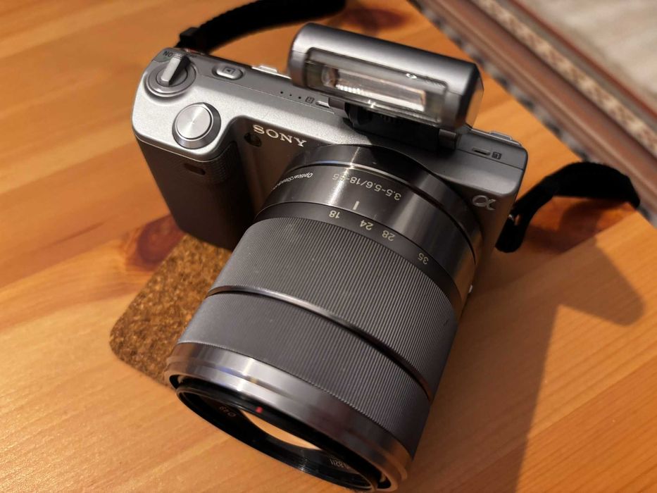 Kit Sony NEX-5 + obiectiv Sony SEL 1855 OSS + obiectiv Sony SEL 16F28 + accesorii cadou