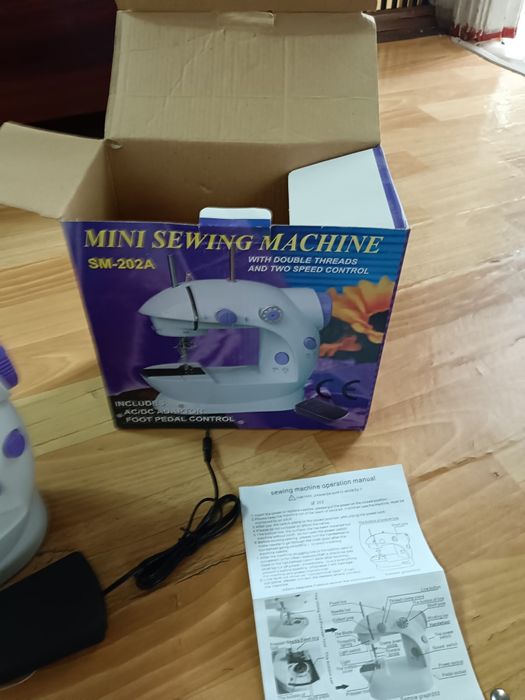 Швейная мини машинка продаю