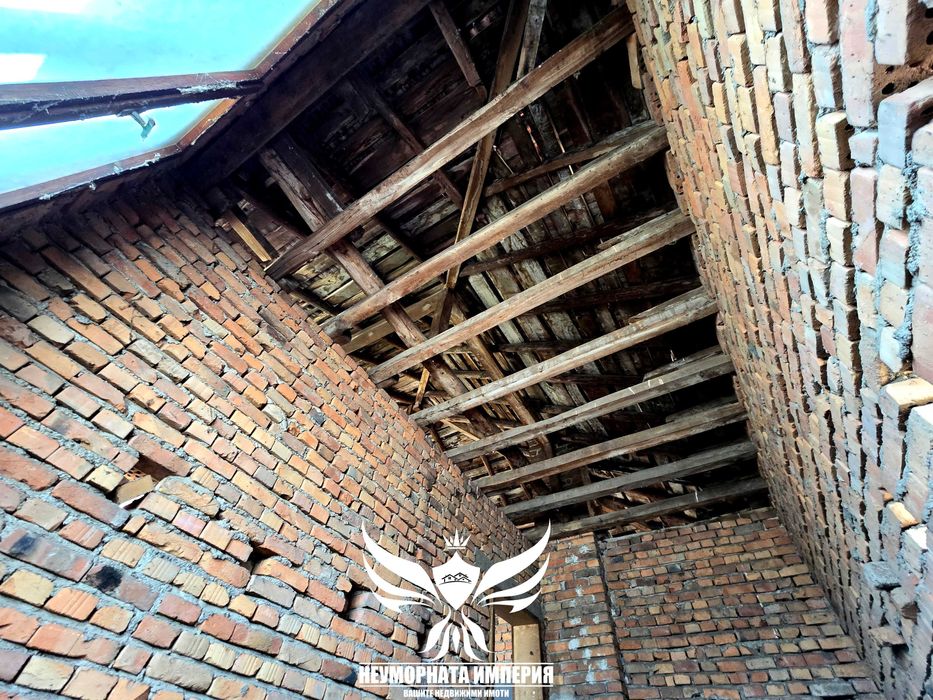 Продавам двуетажна къща 175РЗП и двор 890кв.м. с гараж в с.Кочево