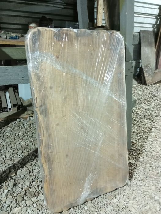 Декоративный деревянный стол