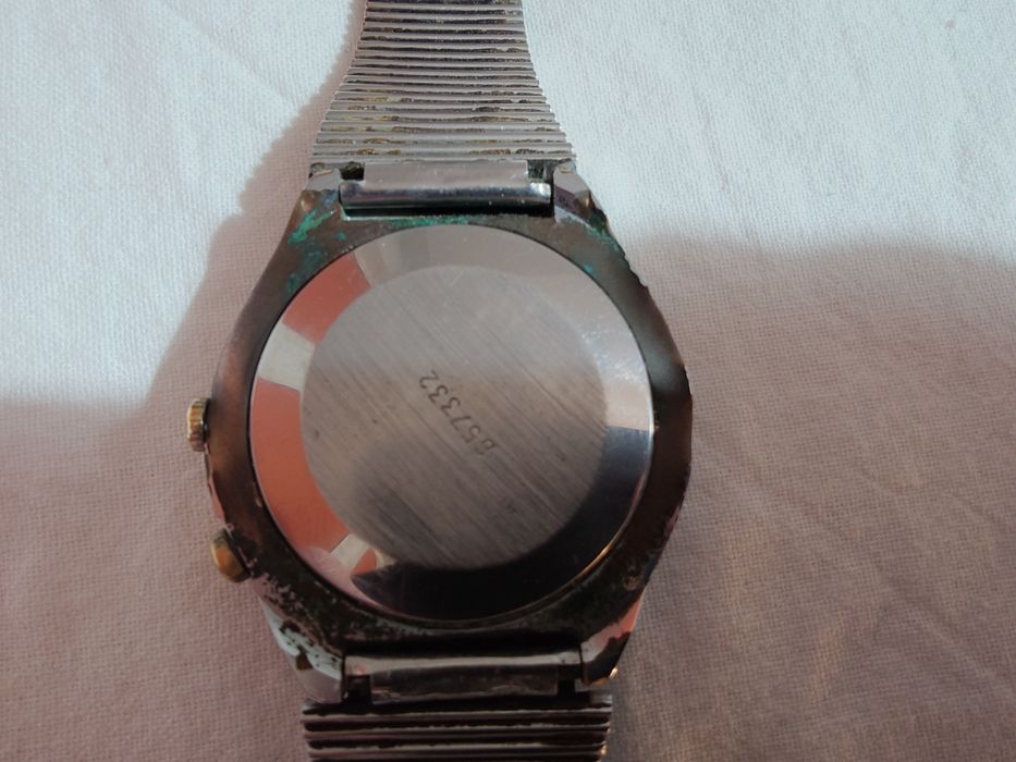 Ракета – съветски механичен часовник с вечен календар, всичко работи.