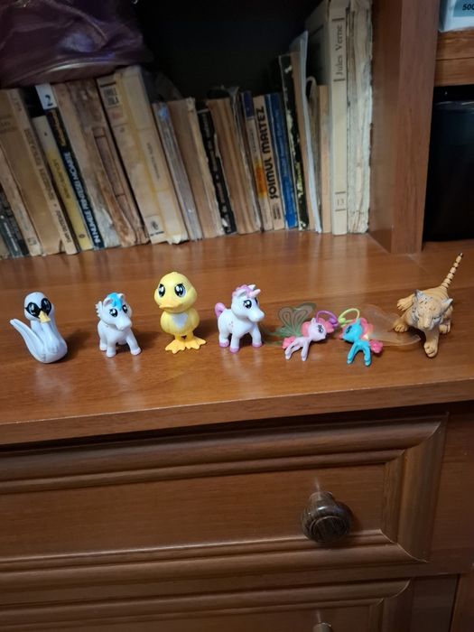 Vând figurine pokemon