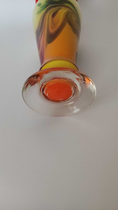 Красива многоцветна ваза от художествено стъкло