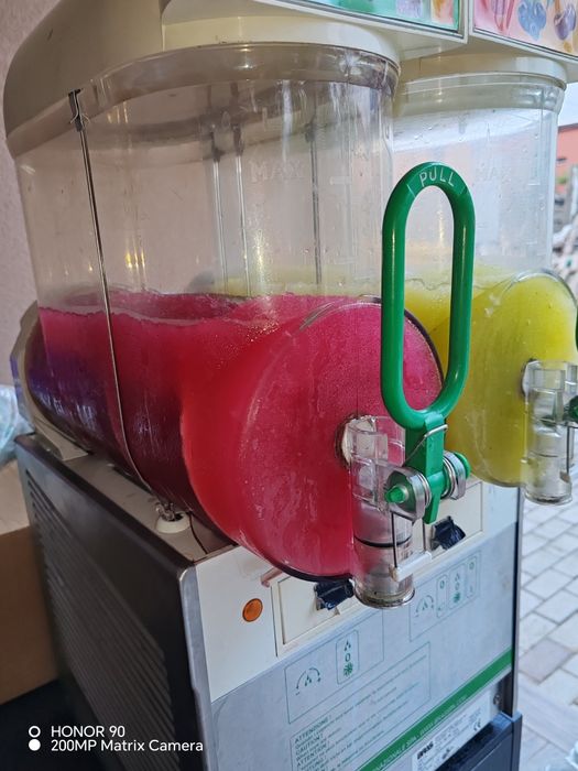 Aparat  dozator suc granita bras ugolini italian, 2 cuve, stare foarte buna. Fulgi cu gheata sau băuturi reci