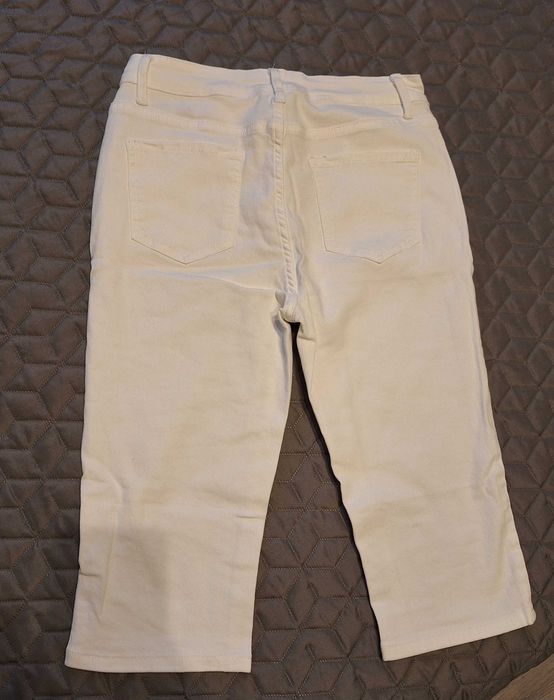 Бял панталон до коляното