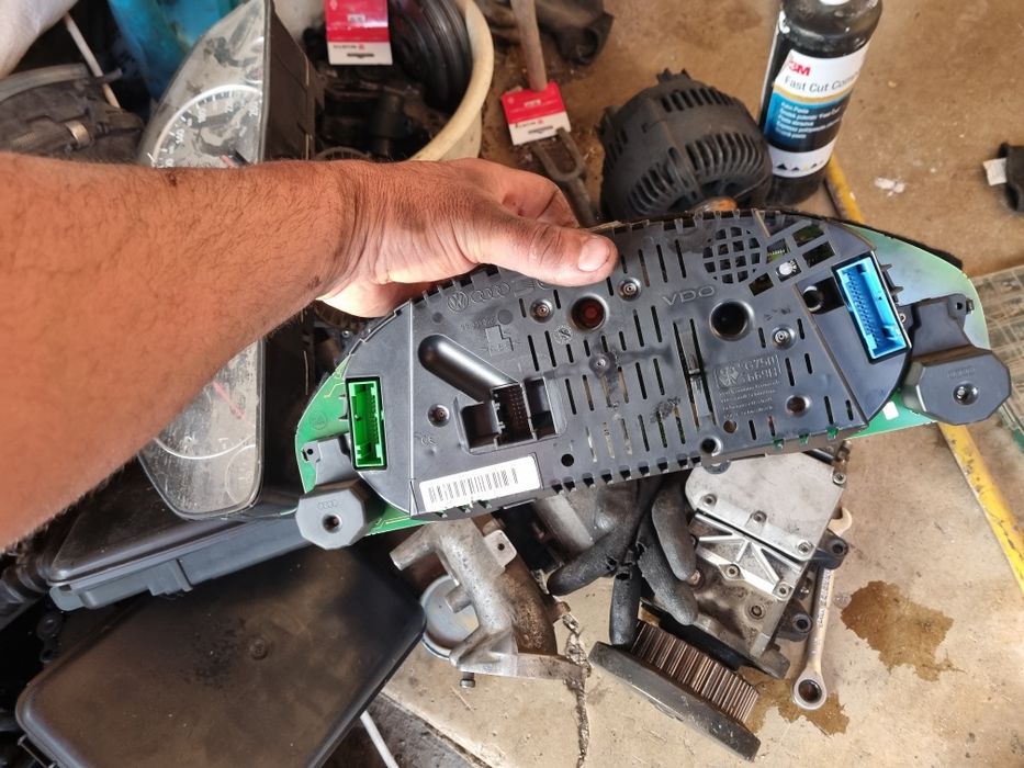 Километраж за Ауди А6 Ц5 2.7 битурбо бензин 2000г