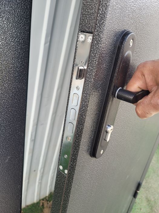 Продам новый наружный дверь