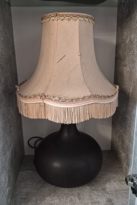 Veioză mare din ceramică cu abajur din pânză, pentru colectionari.